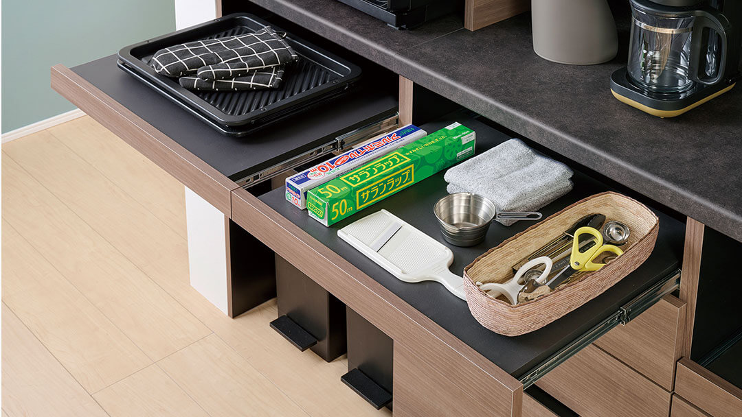 収納スペースにもなるサービステーブル