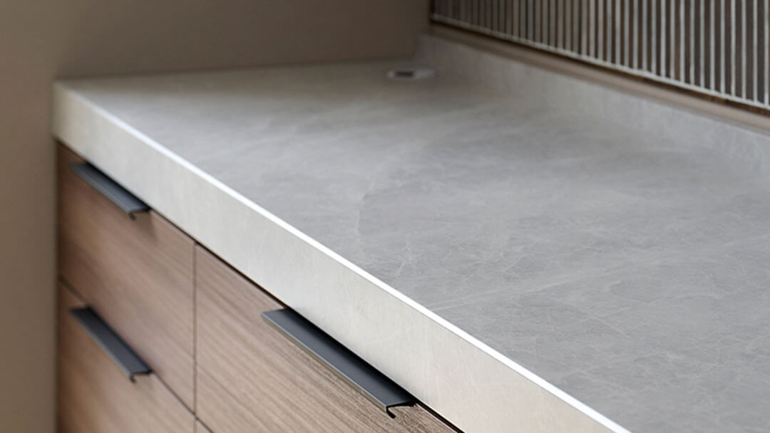 重厚で美しい石目柄のカウンター天板