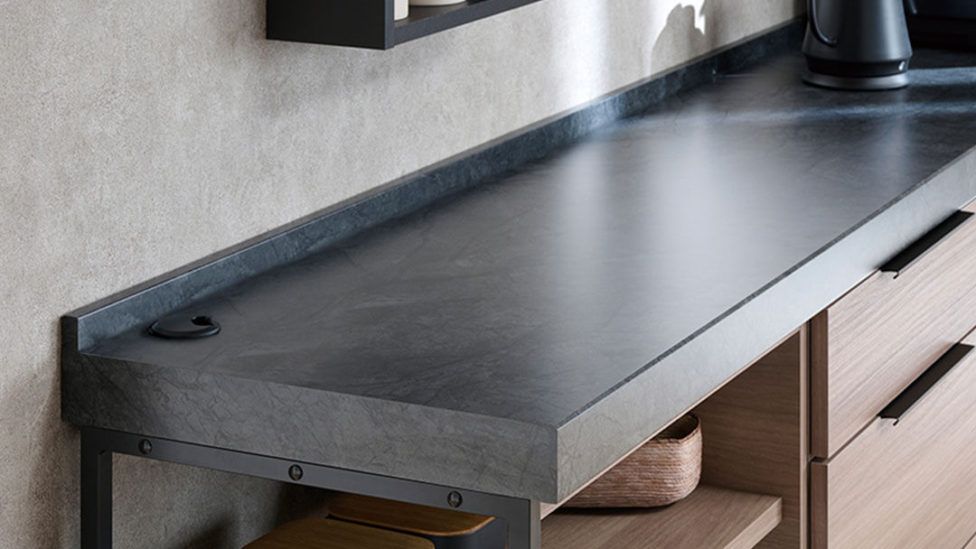 壁ぴったりに設置可能な天板形状