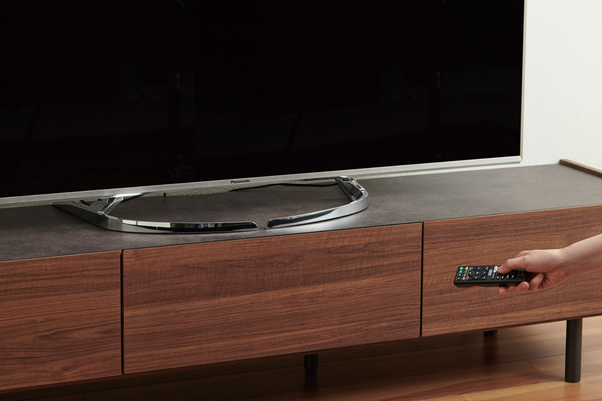 テレビボードの中央扉は閉じたままリモコン操作可能