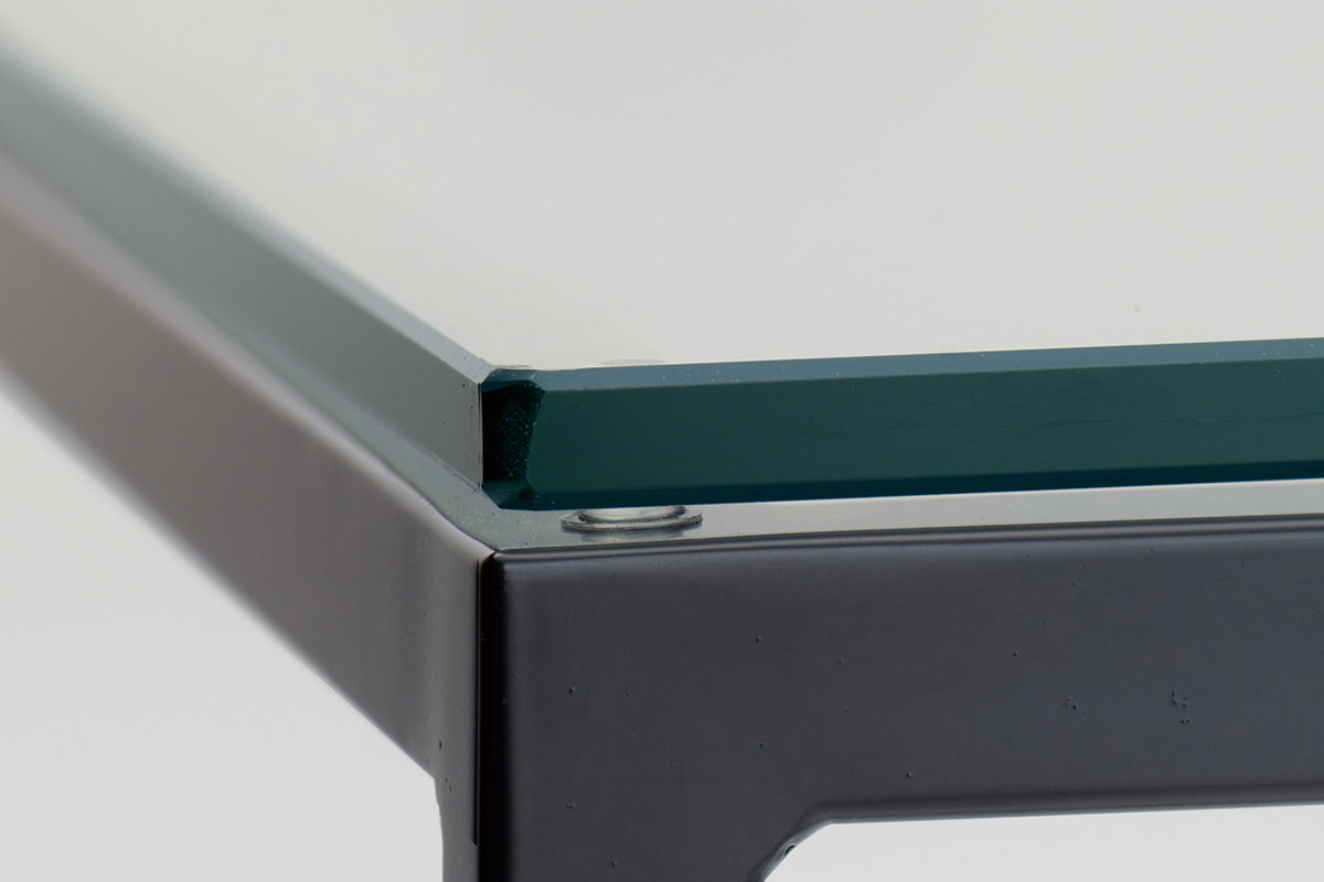 リビングテーブルの天板は日本製の8mm厚強化ガラス