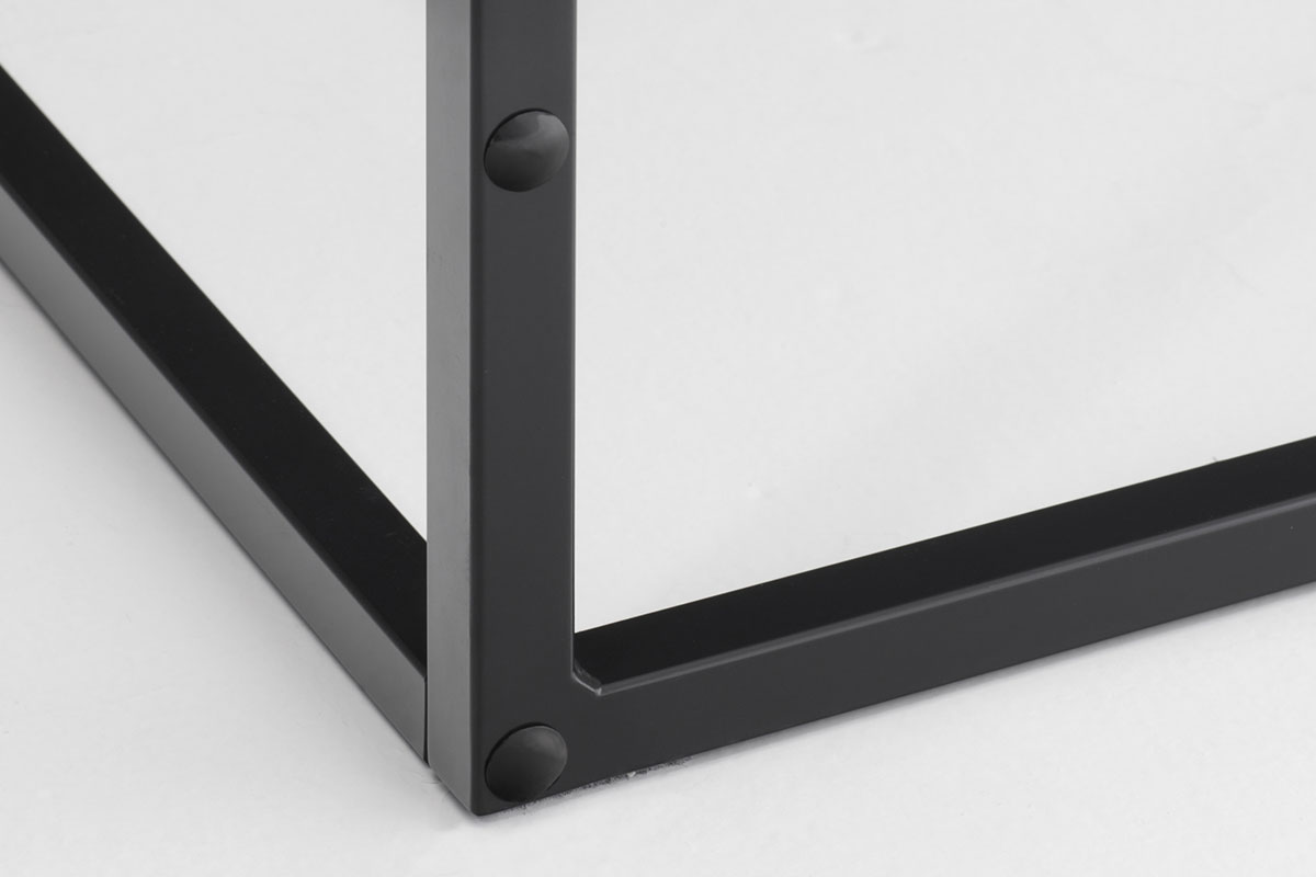 リビングテーブルの美しさが際立つ細身フレーム