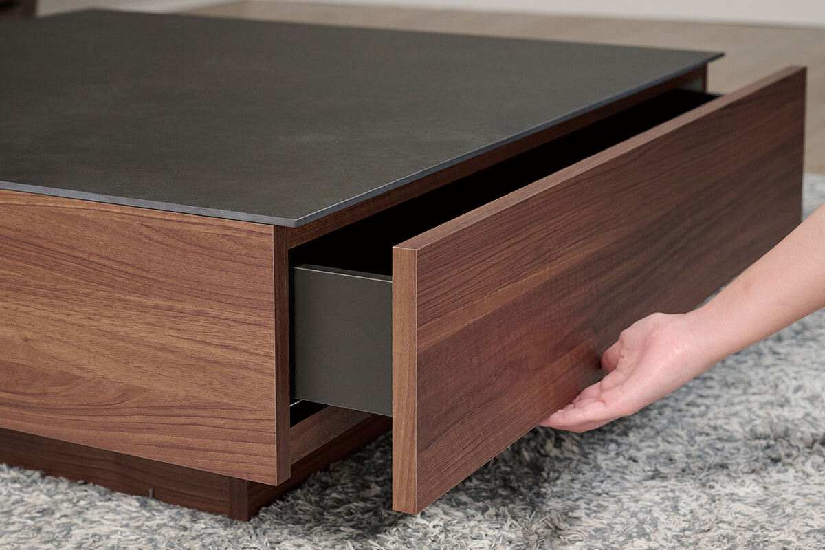 センターテーブルはイタリア製セラミック天板