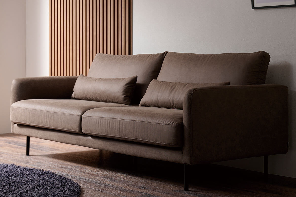 ソファは開放感を生むローバックスタイル