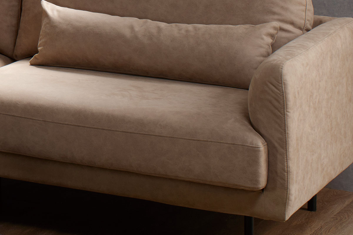 ソファは肌ざわりの良いファブリック