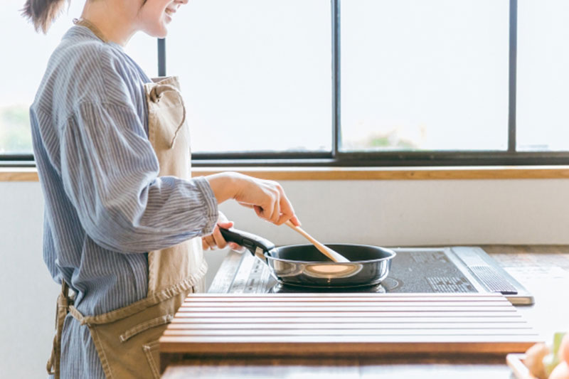 キッチンの通路幅：1人で調理する場合は80～90cm