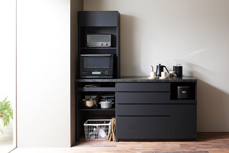 スリムタイプの食器棚とロータイプの食器棚をつなげて使用する