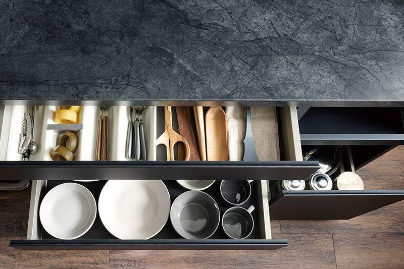 手が届きやすく整理整頓しやすい食器棚の引出収納