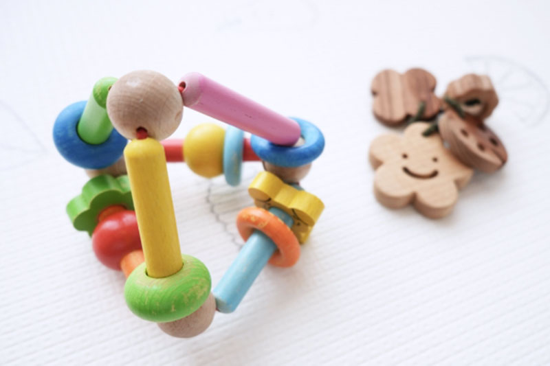 TV台に子供のおもちゃを収納する