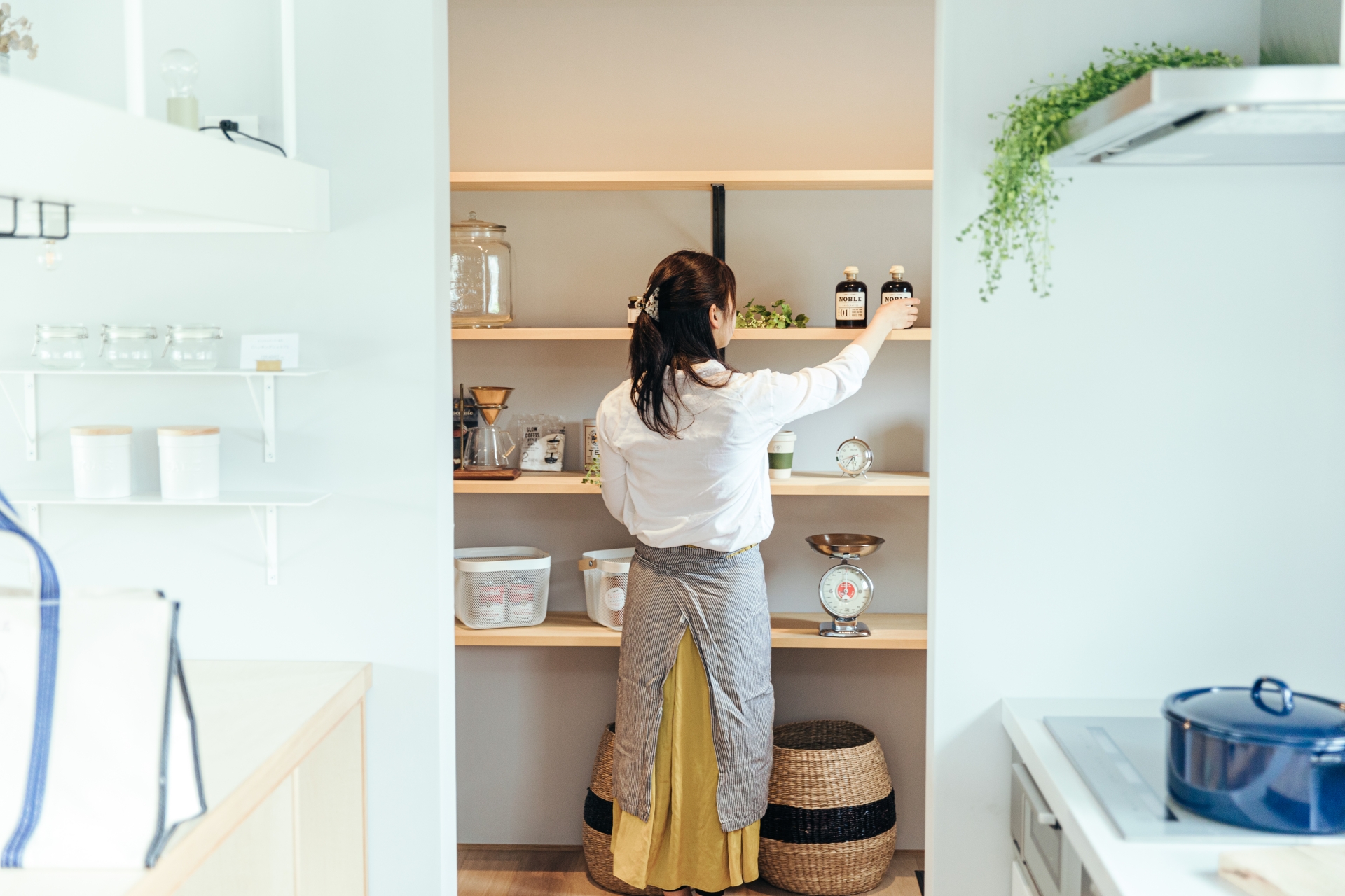 キッチンで作業する写真