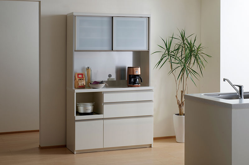 床や壁の色を考慮して食器棚を選ぶ：白の食器棚コーディネート例