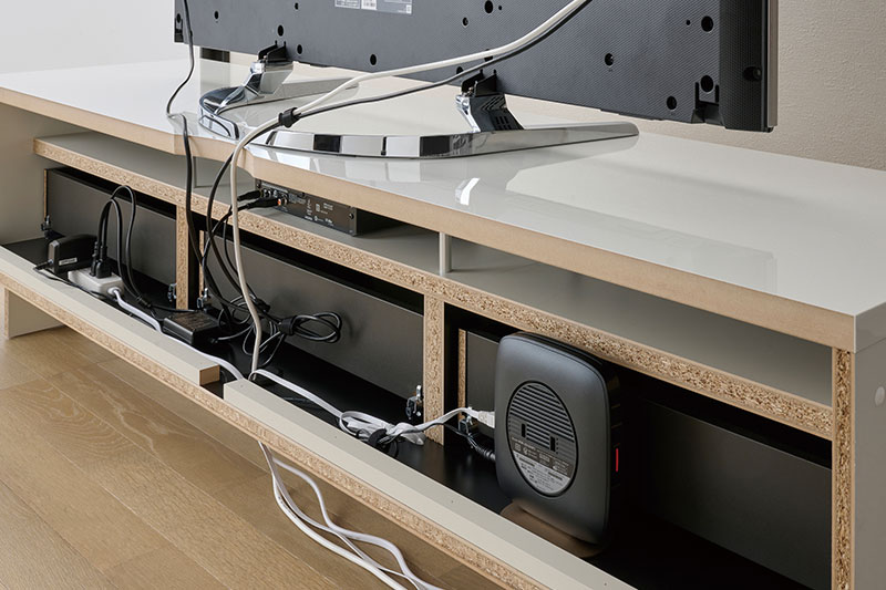 脚なしテレビ台なら配線を隠せる