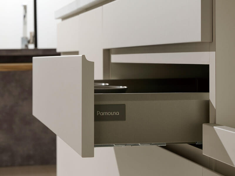 取手が一体化したフラットな扉のデザイン