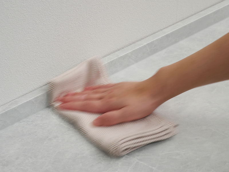 掃除もしやすい落下防止ガード付き天板