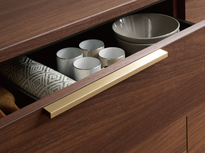 深みのあるヴィンテージゴールドの引手