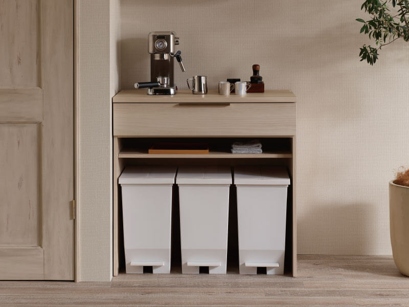 NWのスイングドアタイプ食器棚