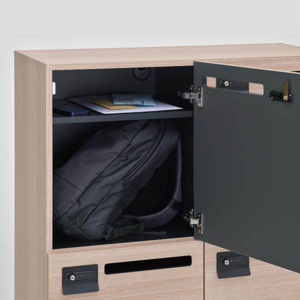 ポストに入れたものは可動棚で仕分けておけます