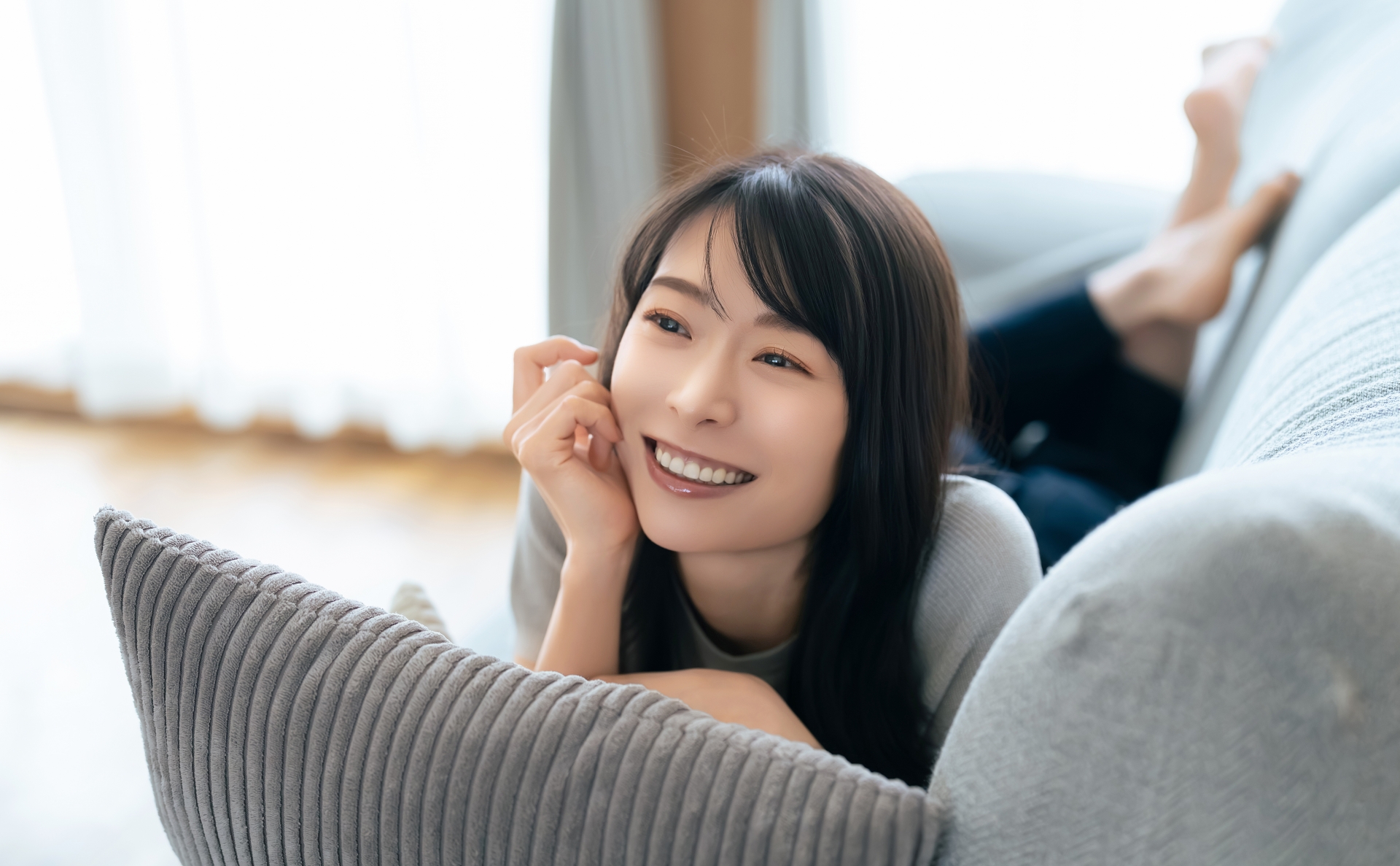 くつろいだ姿勢でテレビを見るならハイタイプのテレビ台