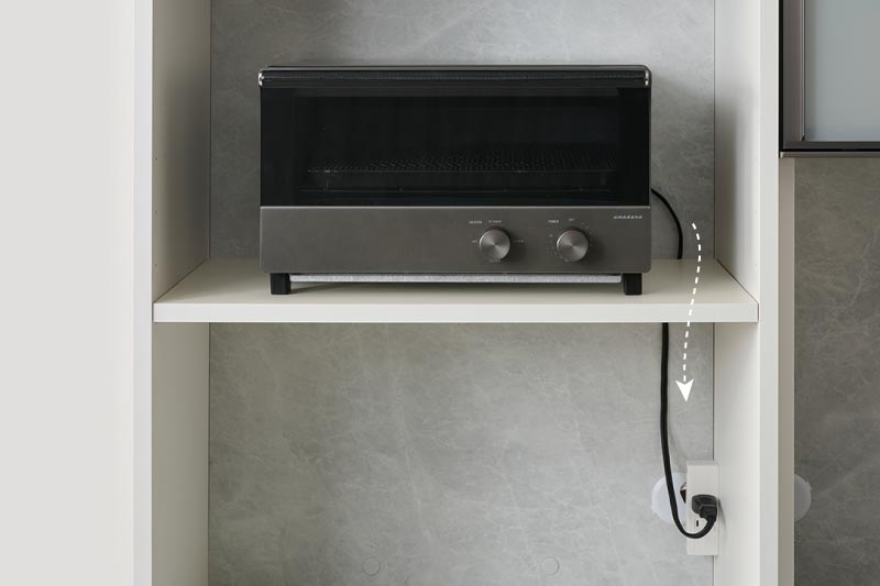 可動棚の上に配置しても簡単に配線が可能