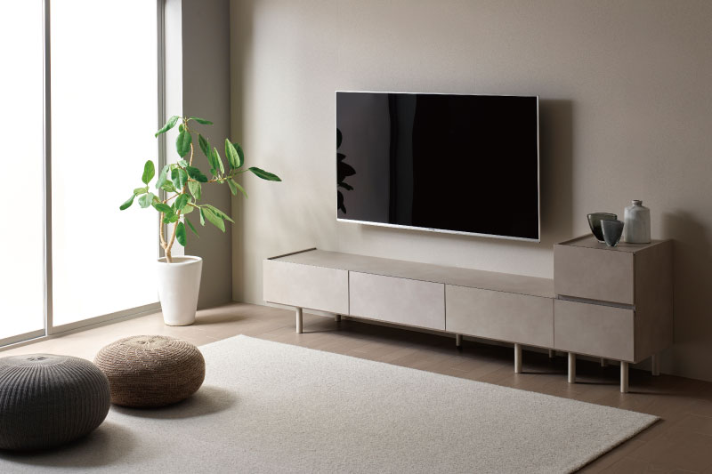 ロータイプのWVテレビボードは床に座って見るのにも丁度良い高さ