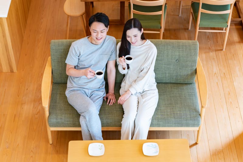 二人で座るならゆとりを持ったサイズのソファを