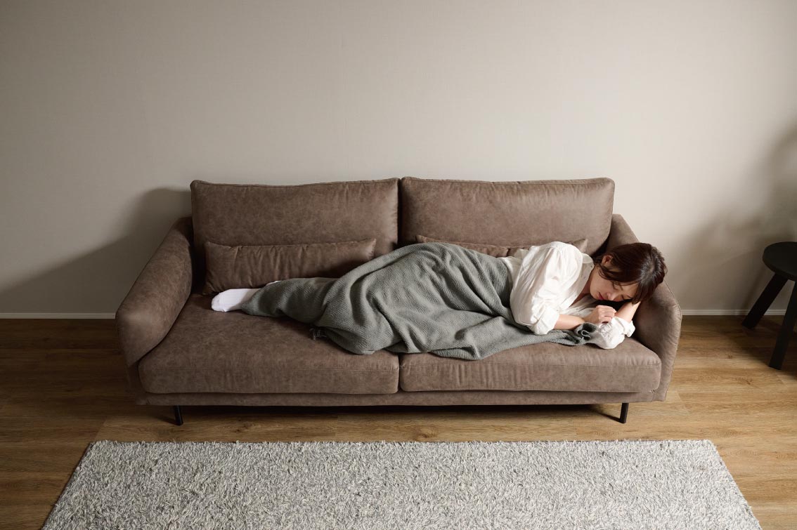 CYソファ（3人掛け）で横になってリラックス