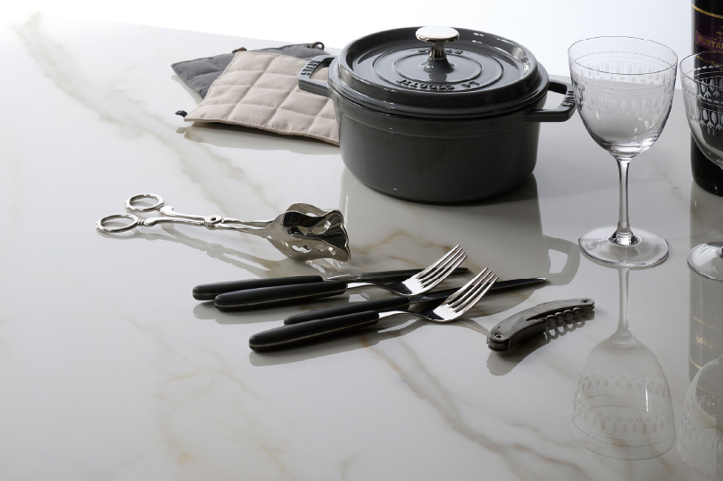 機能性抜群のセラミック天板