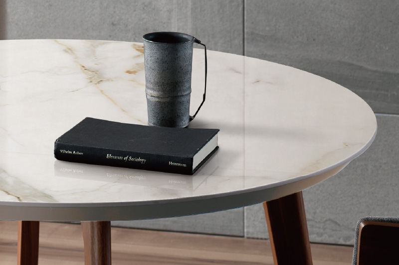 円形のセラミック天板を選べば雰囲気が柔らかくなります